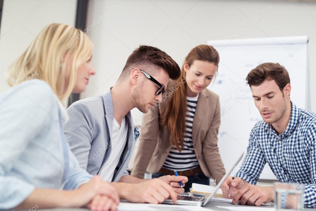 Equipe incode trabalhando em projetos
